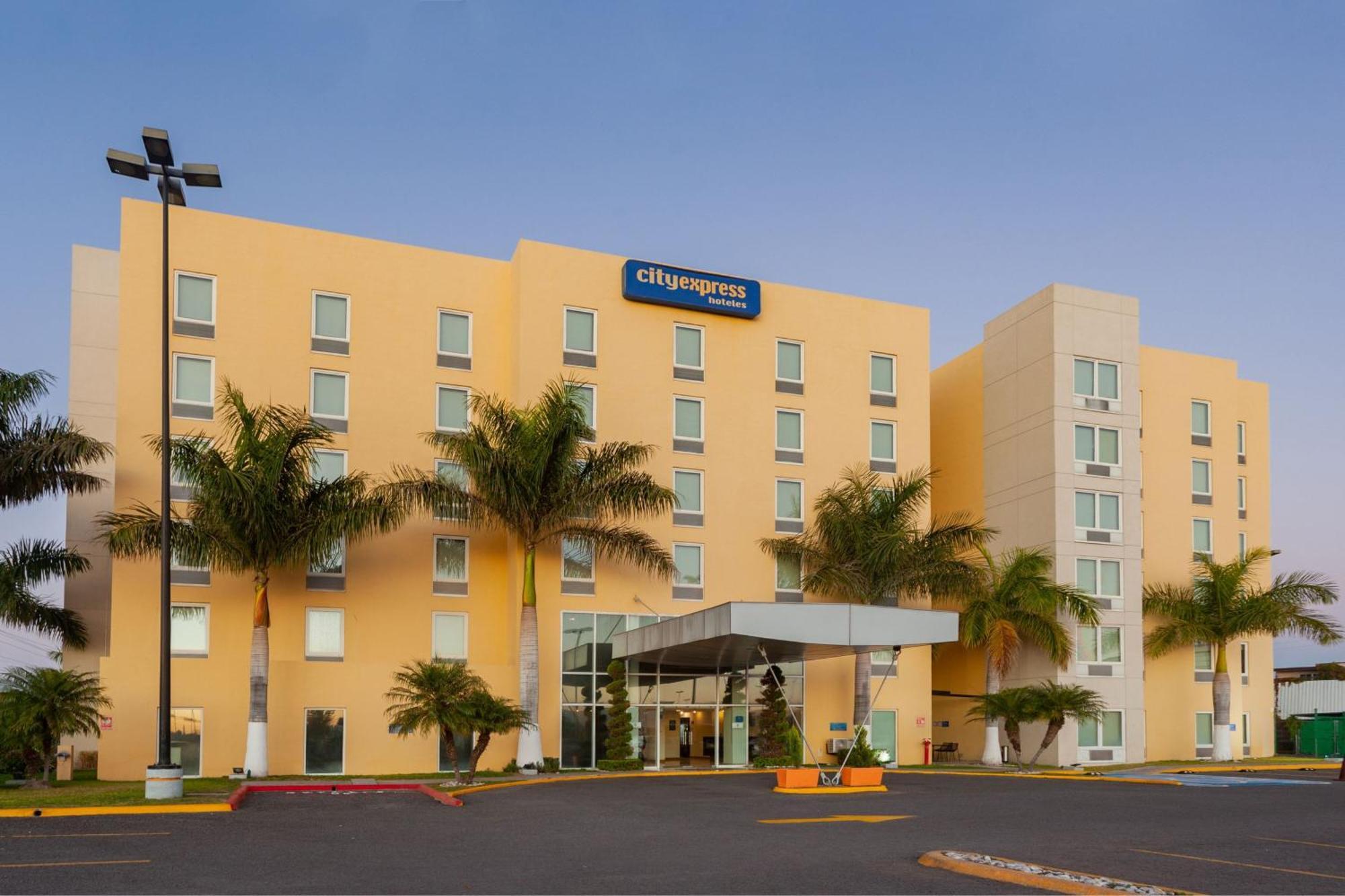 City Express By Marriott Celaya Parque Exteriör bild